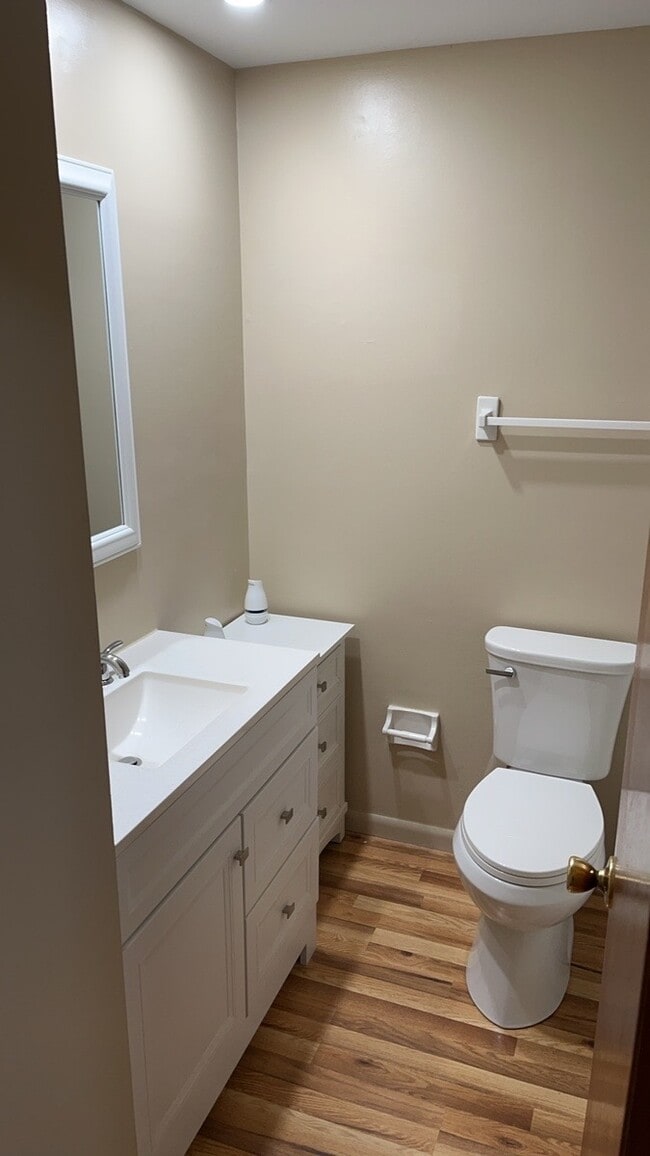 Building Photo - 811 Kenbrook Dr