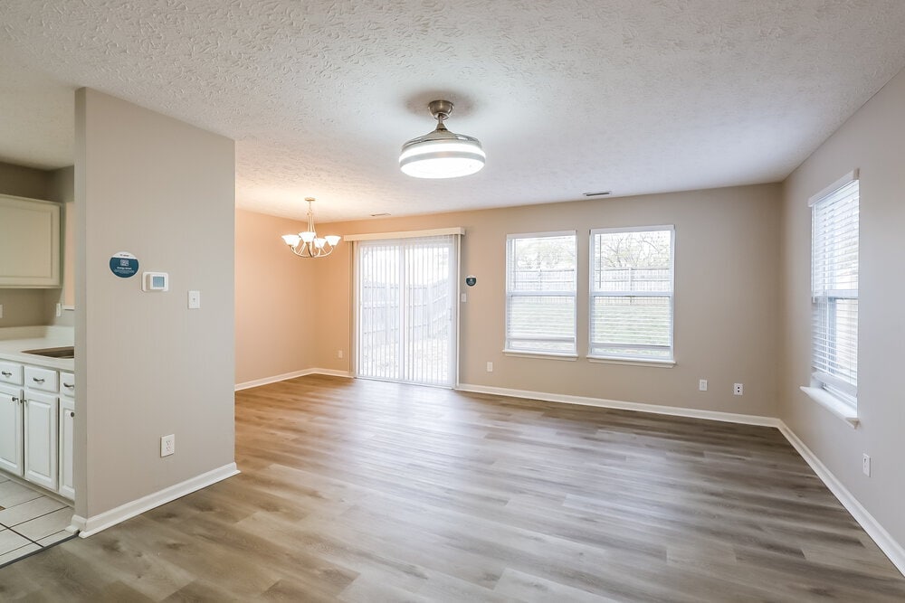Building Photo - 4439 Connaught Dr E