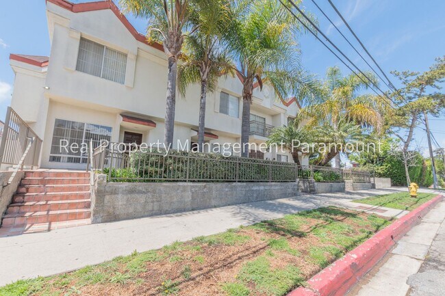 Building Photo - Stunning 2 Bedroom Townhouse in a Peaceful Neighborhood