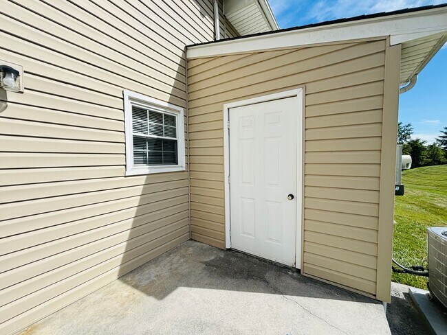Building Photo - 2 Bedroom, 1.5 Bath Townhouse