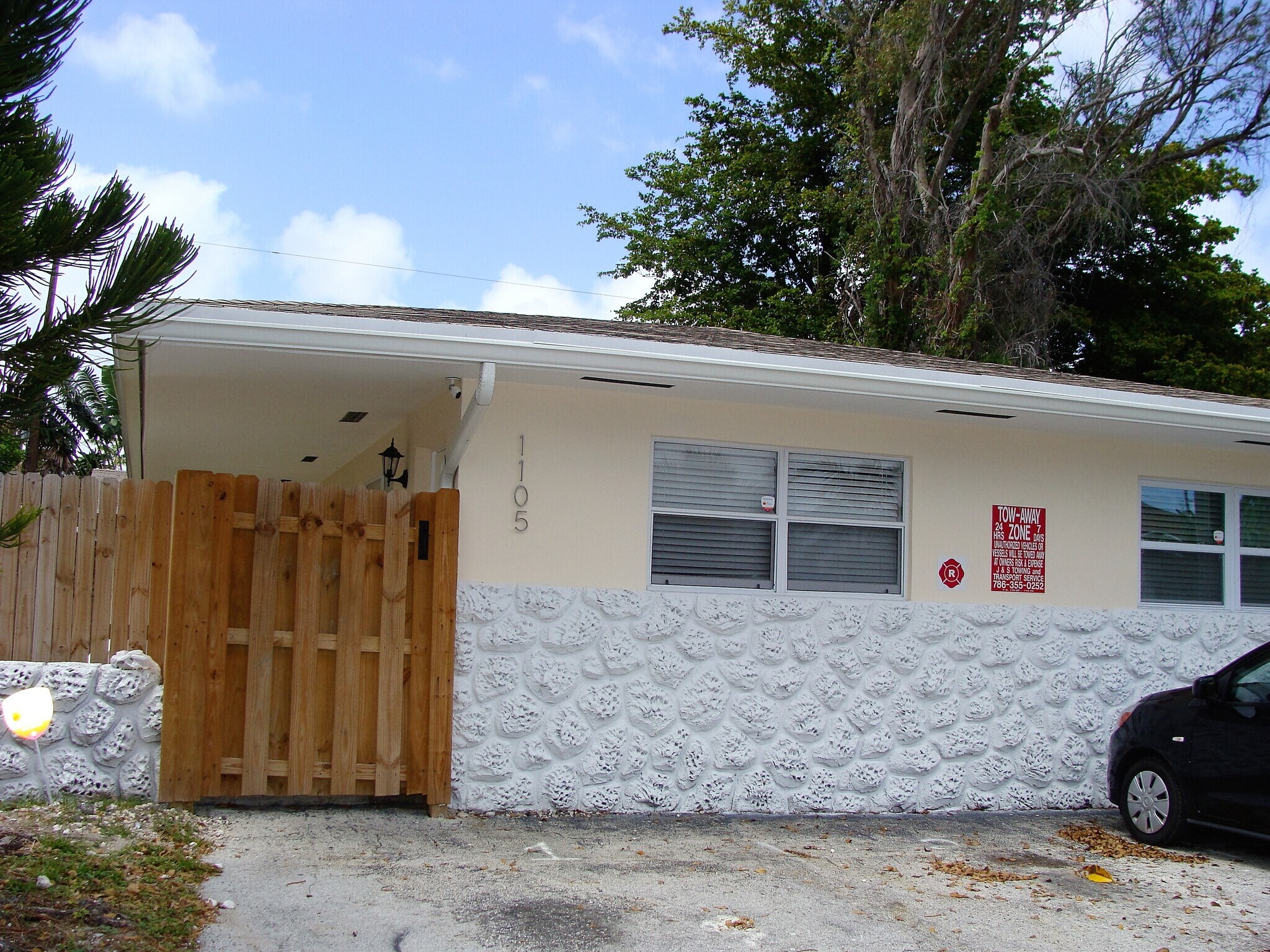 Building Photo - 1105 NE 15th St