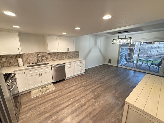 Building Photo - Beautiful 4-Bedroom Home in the Heart of Valencia!