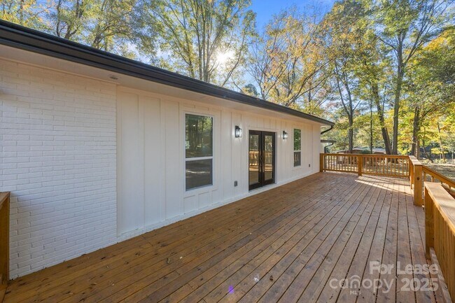 Building Photo - 8625 Cedarbrook Dr