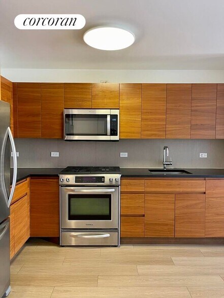 Building Photo - 550 W 45th St