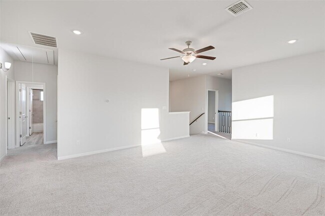 Building Photo - 204 Greenway Dr