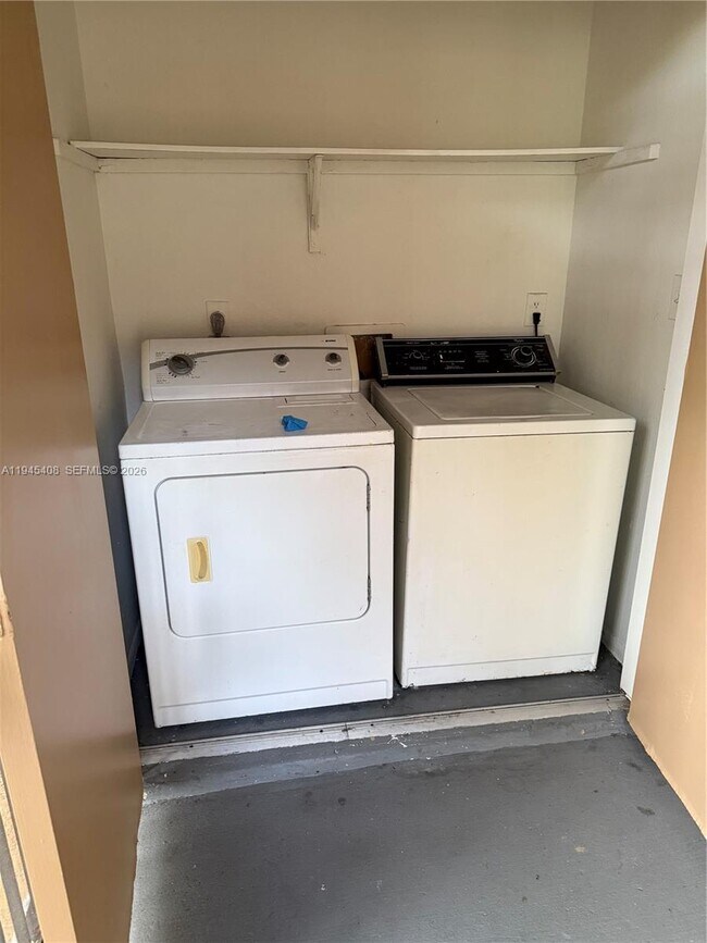 Building Photo - 10441 SW 156th Ct