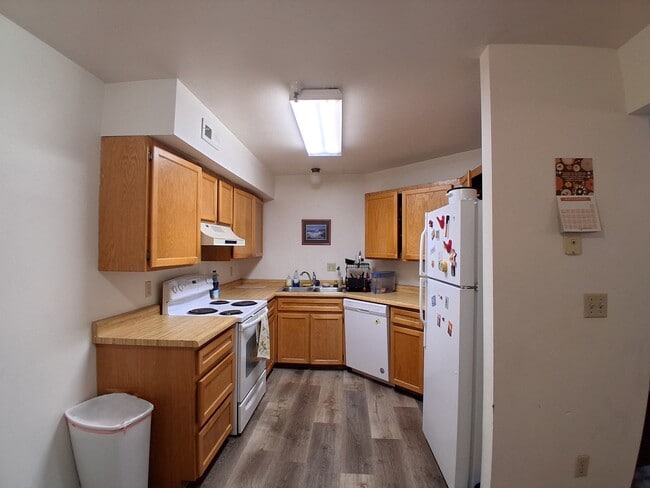 Building Photo - 659 700 E