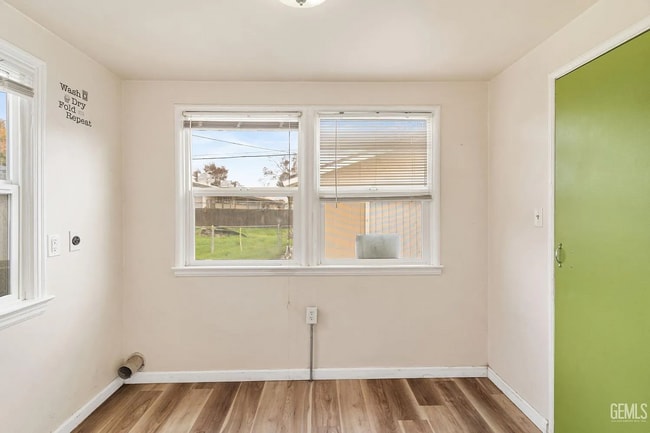 Building Photo - Cute 2+1