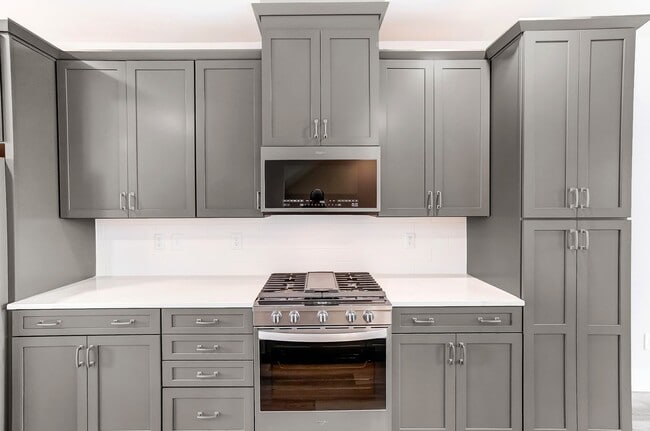 Building Photo - 3 Bedroom Townhome minutes from South End!