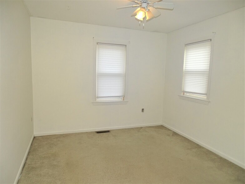 Building Photo - 932 Orchard St