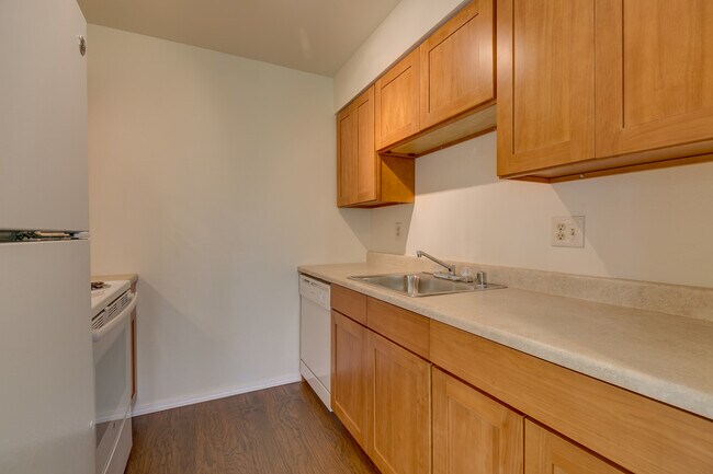 Building Photo - Roomy Remodeled  Kirkland Condo