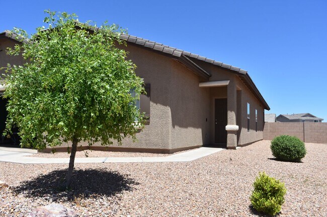 Building Photo - Newer 2021 Beautiful home in gated communi...