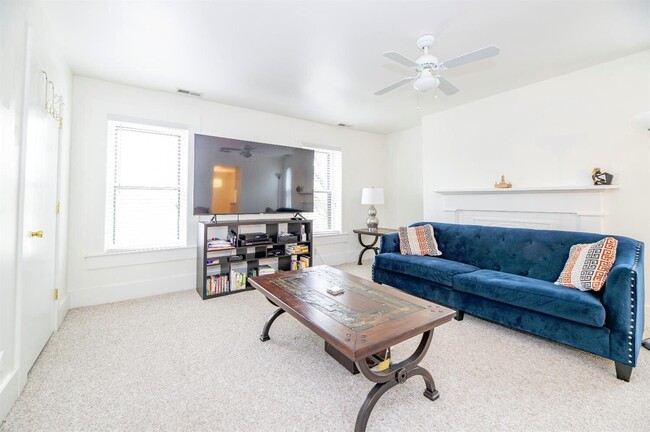 Building Photo - 721 W Main St