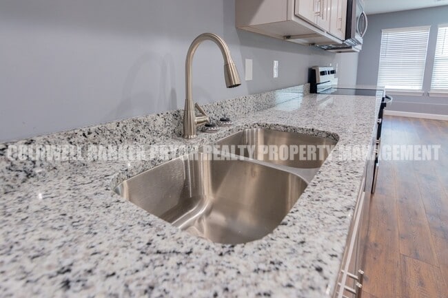 Building Photo - 360 Main St