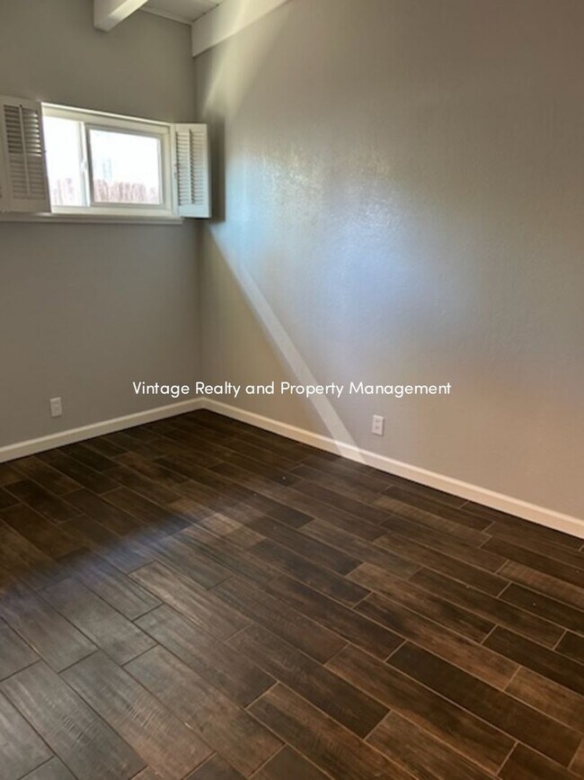 Building Photo - This Updated 2 Bedroom Duplex Is Ready to ...