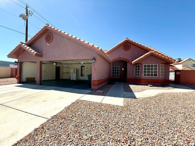 Primary Photo - Spacious 4-Bedroom, 2-Bathroom Single-Stor...