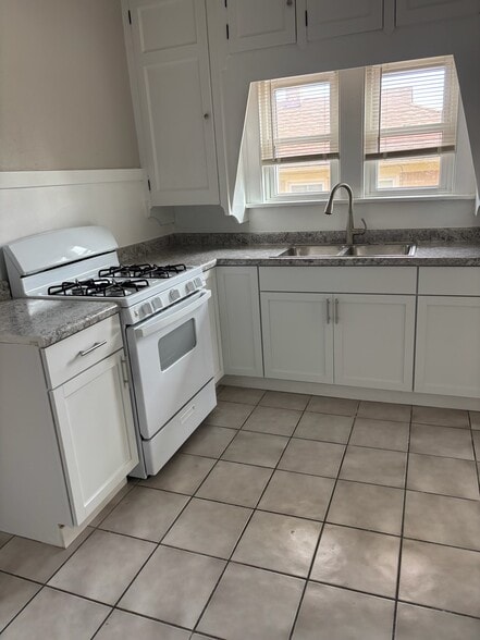 Building Photo - 712 King St