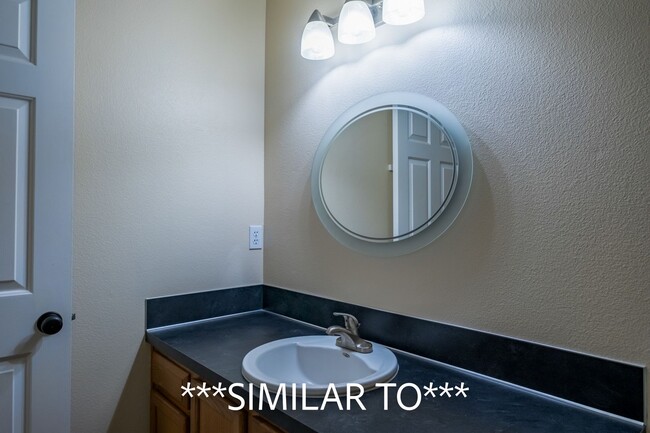 Building Photo - Two Bedroom Duplex in Great Neighborhood, Close to Schools! Pet Friendly!