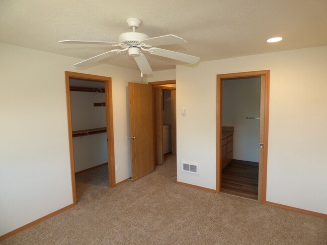 Building Photo - Rent Special: 1/2 Off February's - 3 Bed 2.5 Bath Duplex in Monmouth