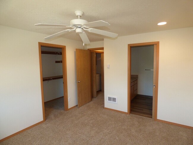 Building Photo - Rent Special: 1/2 Off March's Rent - 3 Bed 2.5 Bath Duplex in Monmouth
