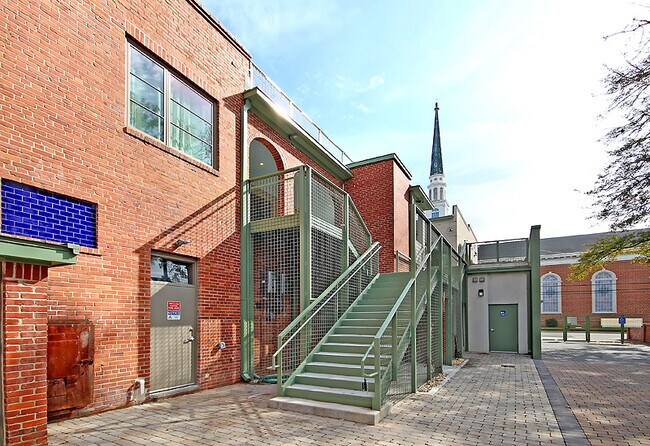 Building Photo - 2000 Reynolds Ave
