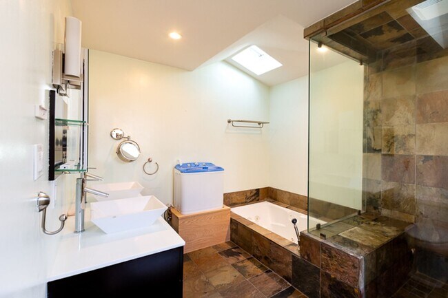 Building Photo - Beautiful Four bedroom, Two bathroom house...