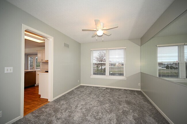 Building Photo - 4 Bedroom,2.5 Bath with 2-car garage Platt...