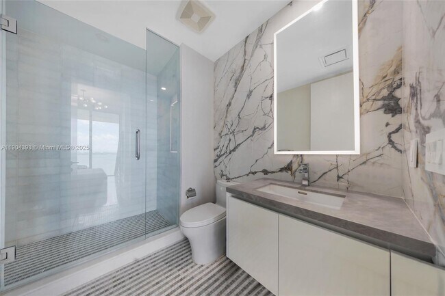 Building Photo - 700 NE 26th Terrace