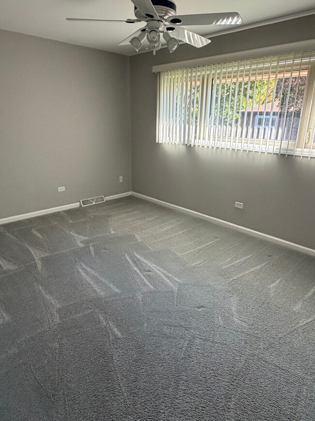 Building Photo - 585 Leahy Cir