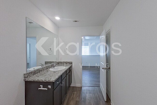 Building Photo - 914 Shady Brk