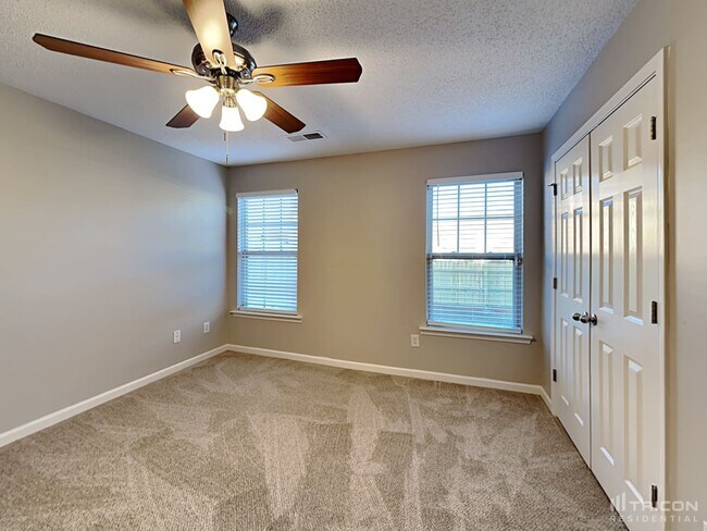 Building Photo - 301 Lauren Dr