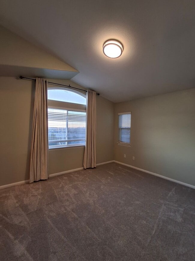 Building Photo - Amazing 2-Bedroom Townhome with Central AC/Heat! MUST SEE!