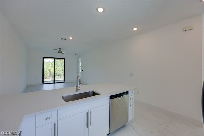 Building Photo - 714 W 12th St