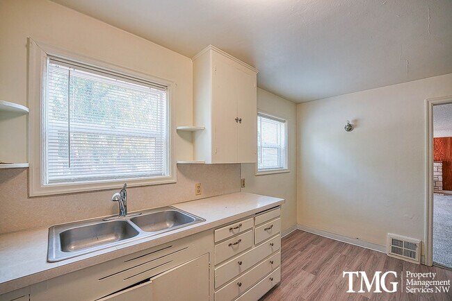 Building Photo - Adorable 3BD Home with Tons of Vintage Charm!