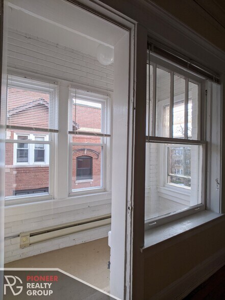 Building Photo - 4433 N Wolcott Ave