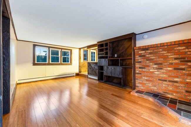 Building Photo - 381 Littlefield Rd