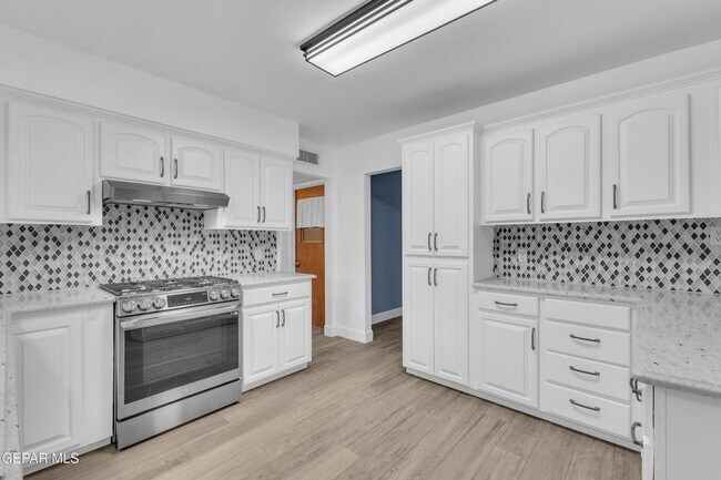 Building Photo - Come to check this beautiful house 4 bedrooms, possible 5th bed and 3 baths.