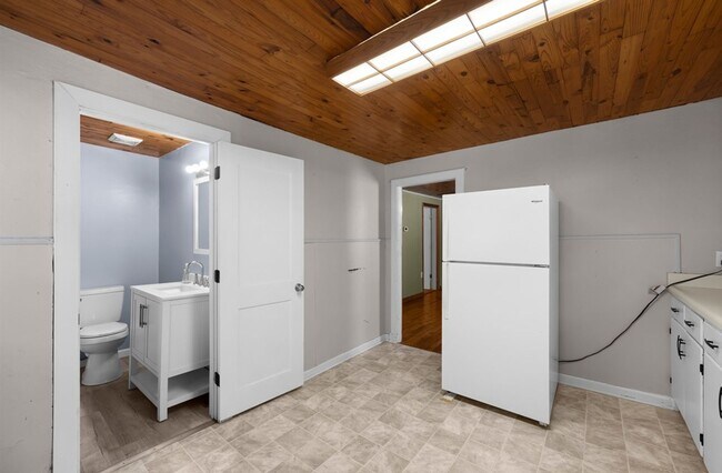 Building Photo - Family Friendly 2-bedroom Home