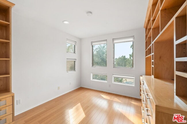 Building Photo - 1011 Pacific St