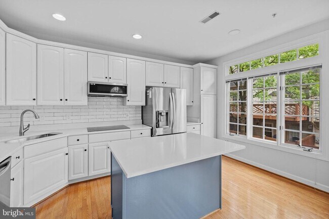 Building Photo - 271 Murtha St