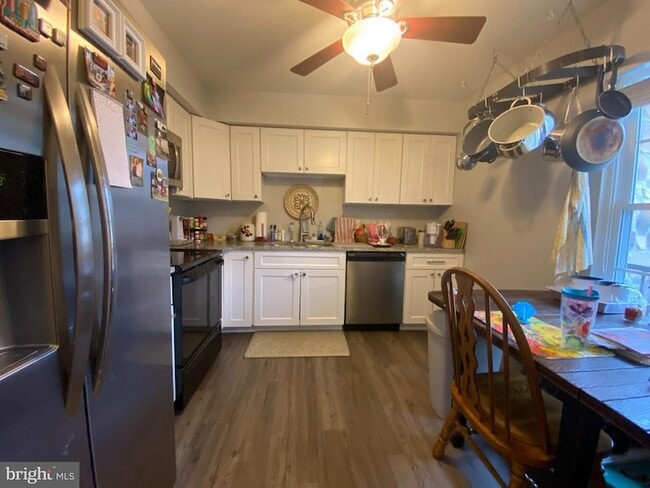 Building Photo - 240 Valley Stream Ln