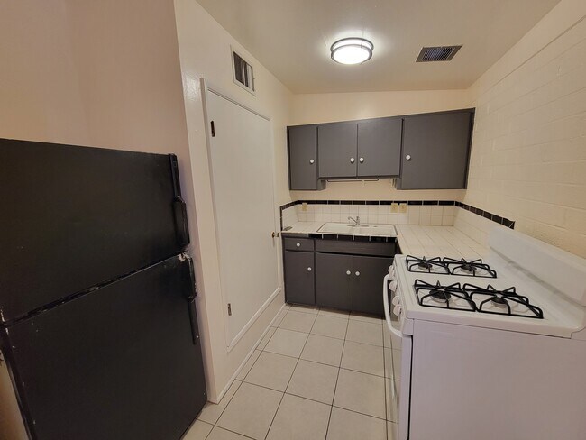 Building Photo - 3423 E Flower St