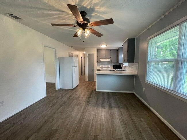 Building Photo - 122 Hillwood Dr