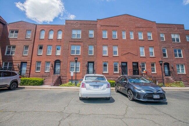 Building Photo - Charming 1 BR/1 BA Condo in Capitol Hill!