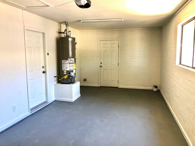 Building Photo - Cute 3 Bedroom Home near Hualapai Mt. School.