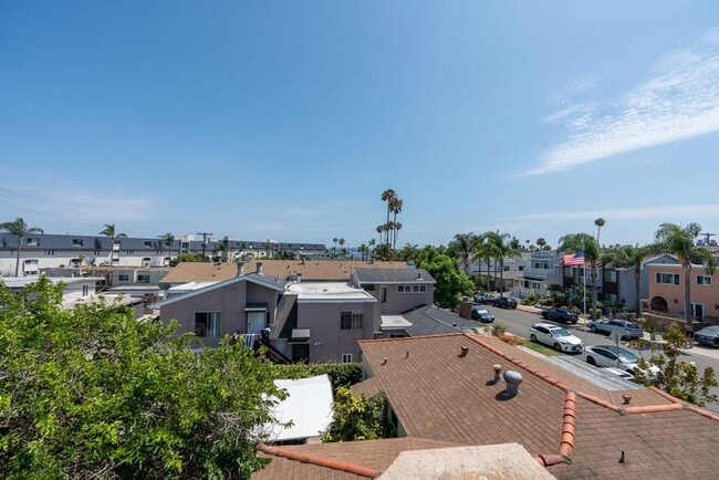 Building Photo - 3 Bedroom Townhome in Crown Point – Pacific Beach