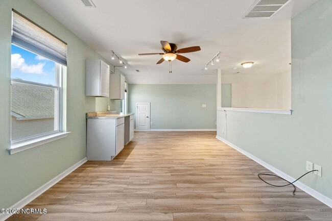 Building Photo - BEAUTIFUL HOME AVAILABLE APRIL 1ST