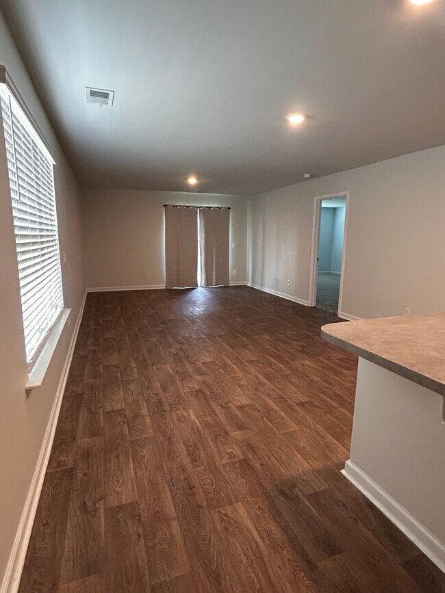 Building Photo - *Move in Special*  Spacious 3BR/2BA home in the Carnes area!