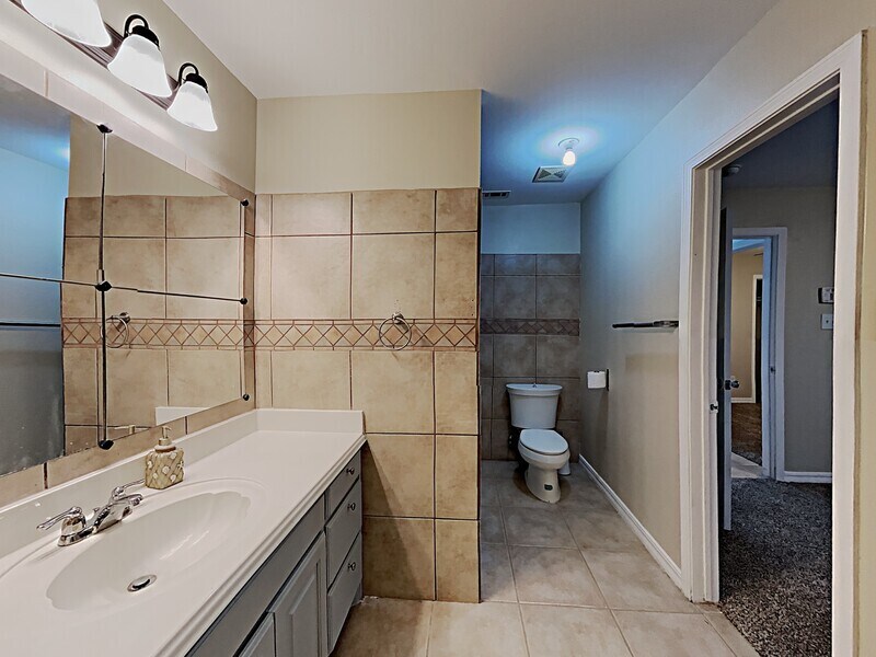 Building Photo - 3320 Stanley Ave