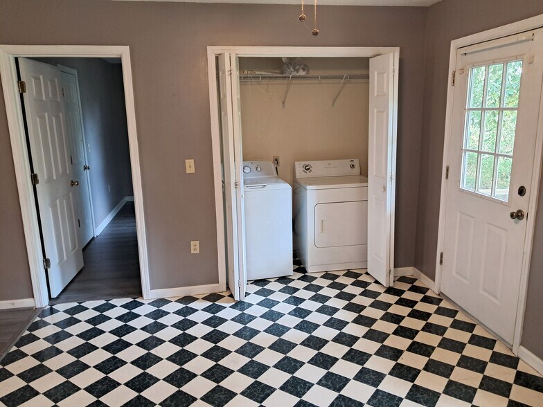 Building Photo - 121 Oak Dr